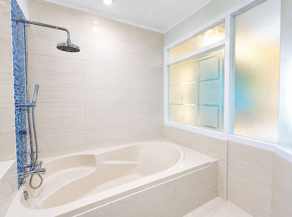 Cool Studio with Bathtub | Bathroom | Shower, free toiletries, hair dryer, towels