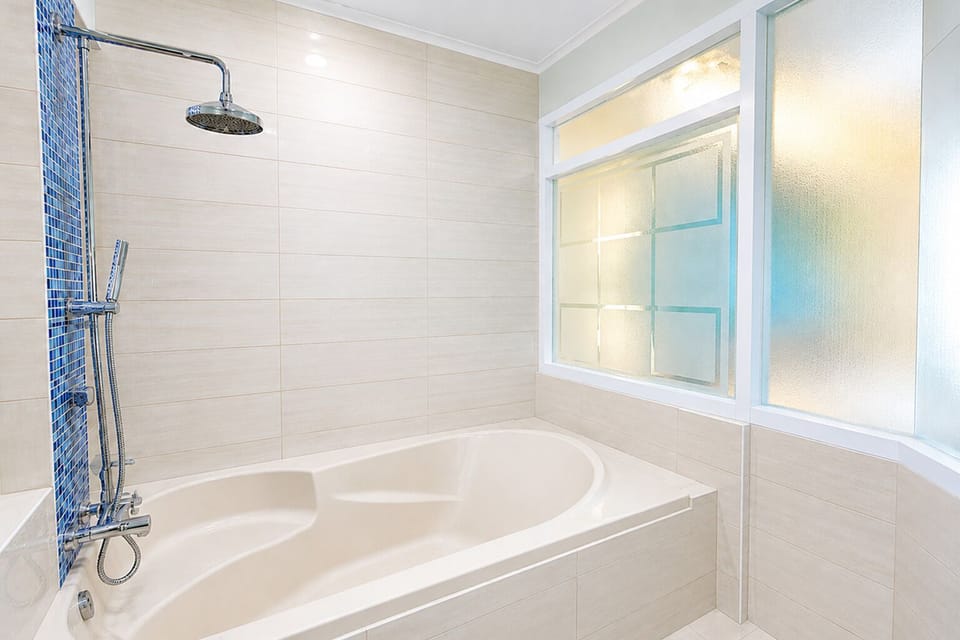 Deep soaking bathtub