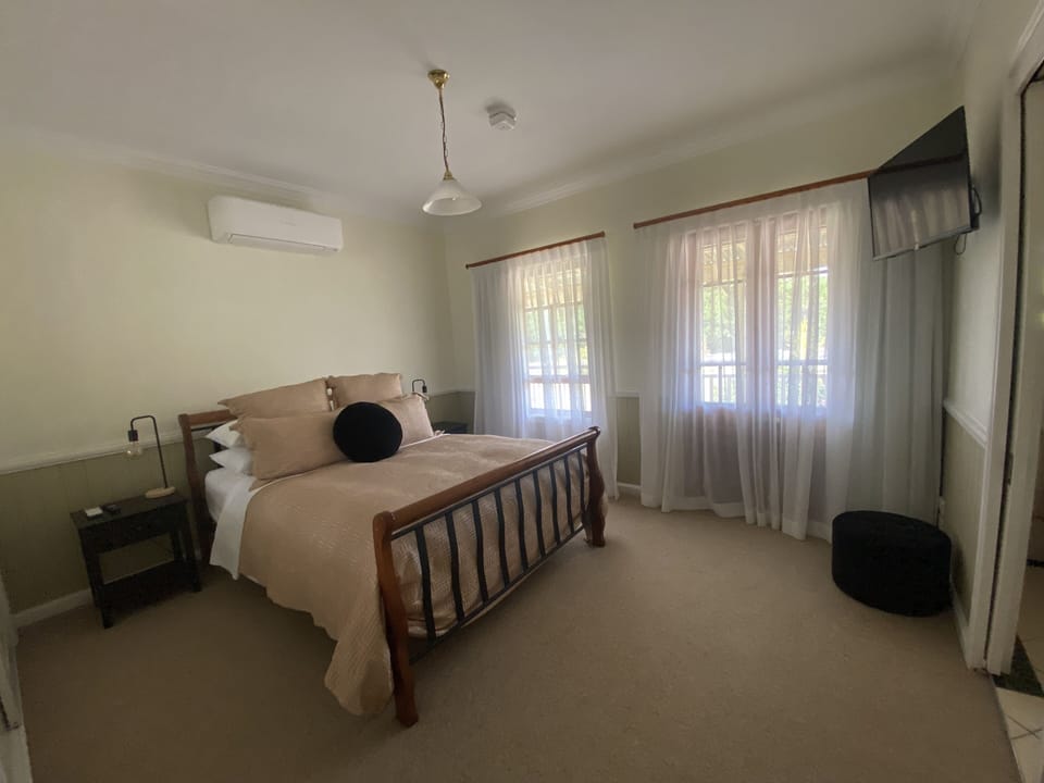 Superior Queen Suite | Premium bedding, iron/ironing board, WiFi (free), individually decorated