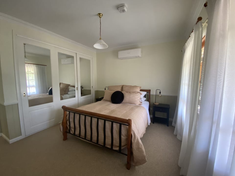 Superior Queen Suite | Premium bedding, iron/ironing board, WiFi (free), individually decorated