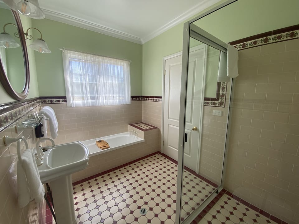  Executive King Suite | Bathroom | Shower, free toiletries, hair dryer, towels