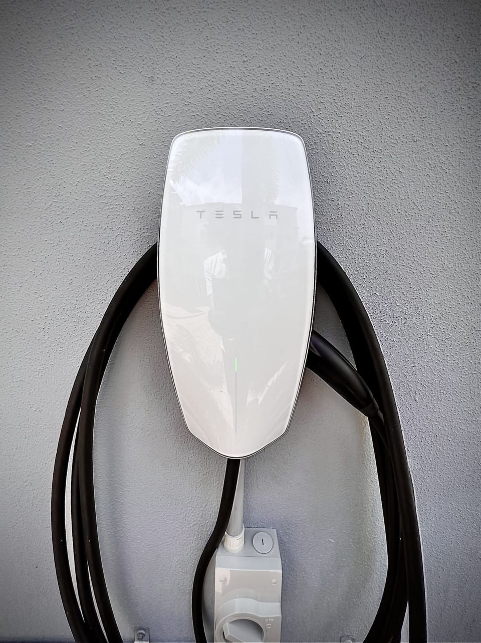 Electric vehicle charging station