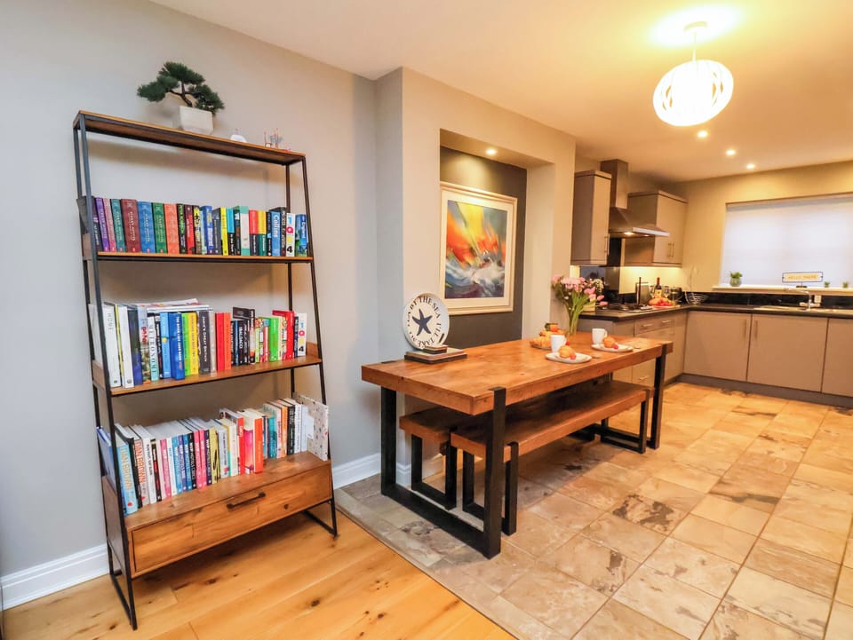 Cottage | Dining