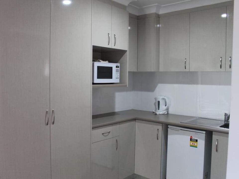 Deluxe Room, 1 Queen Bed | Private kitchen | Mini-fridge, microwave, electric kettle, toaster