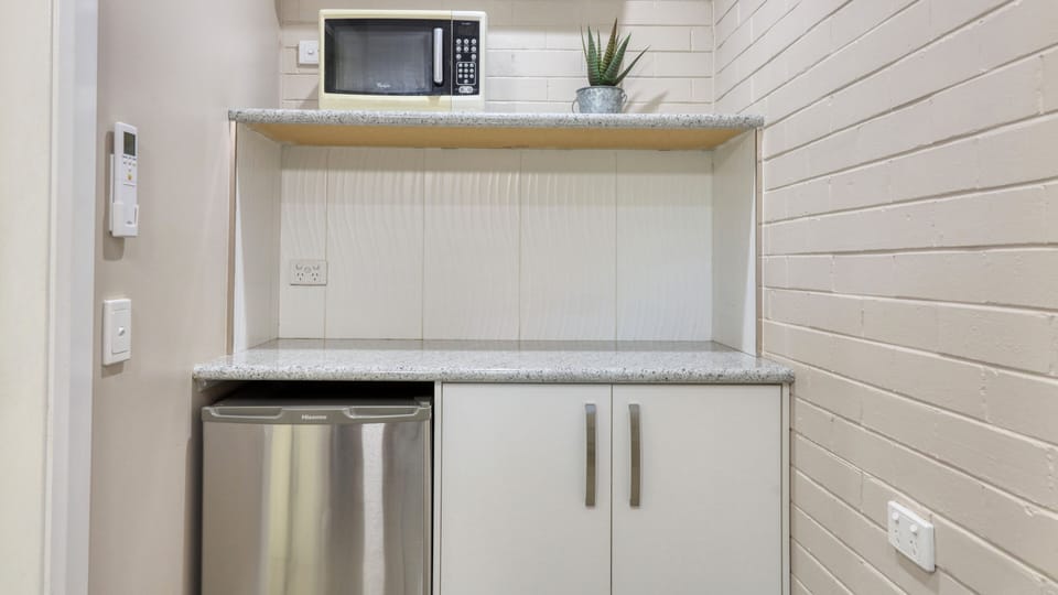 Corporate Queen Room | Private kitchenette | Fridge, microwave, electric kettle