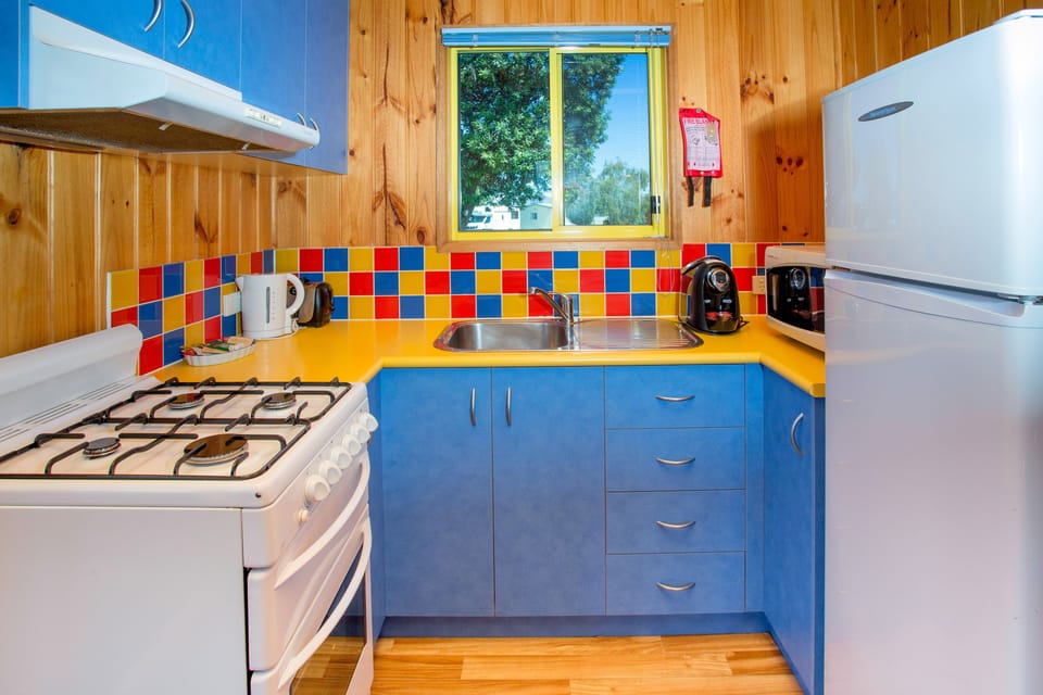 2 Bedroom Cabin with Spa - Sandpiper | Private kitchen | Fridge, microwave, stovetop, coffee/tea maker