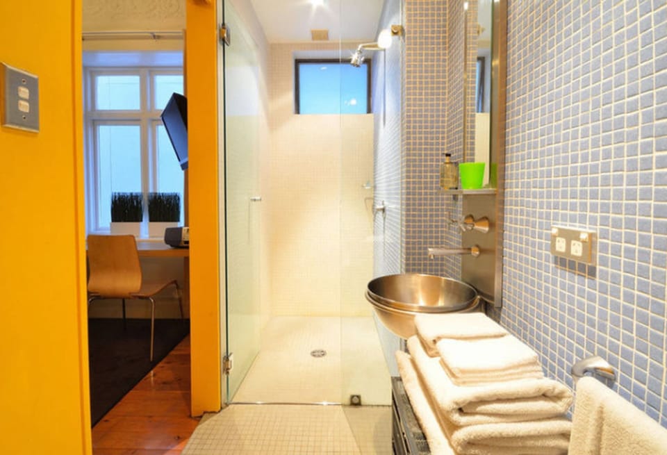 Standard King Room | Bathroom | Shower, hair dryer, towels, soap