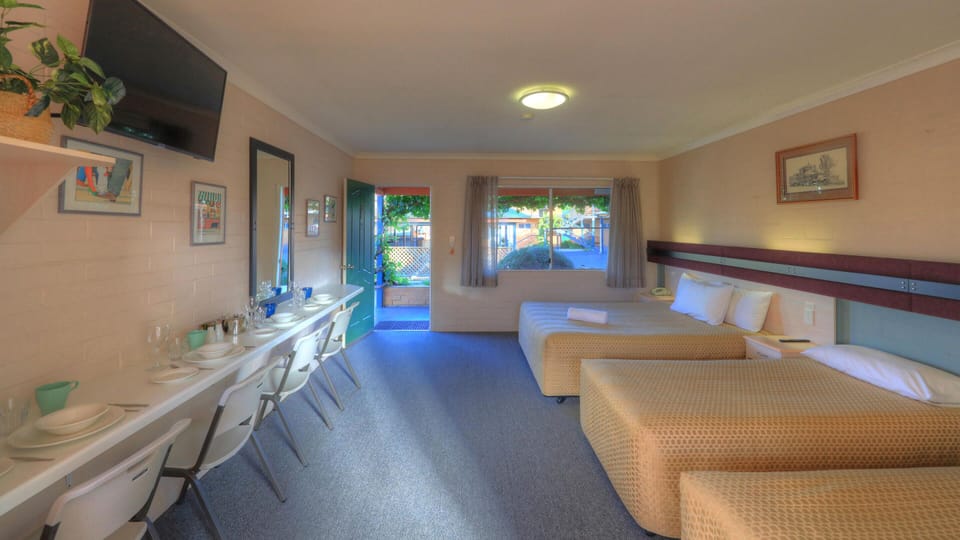 Family Suite, 1 Bedroom, Non Smoking, Kitchenette | Blackout drapes, iron/ironing board, cribs (surcharge)