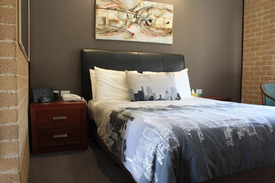 Deluxe Room | Premium bedding, desk, soundproofing, iron/ironing board