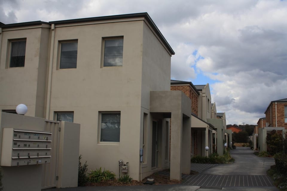 Townhouse 3 Bedrooms, Entire Unit Rent | Premium bedding, desk, soundproofing, iron/ironing board