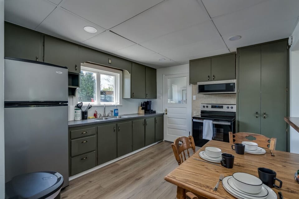 Kitchen with dining table