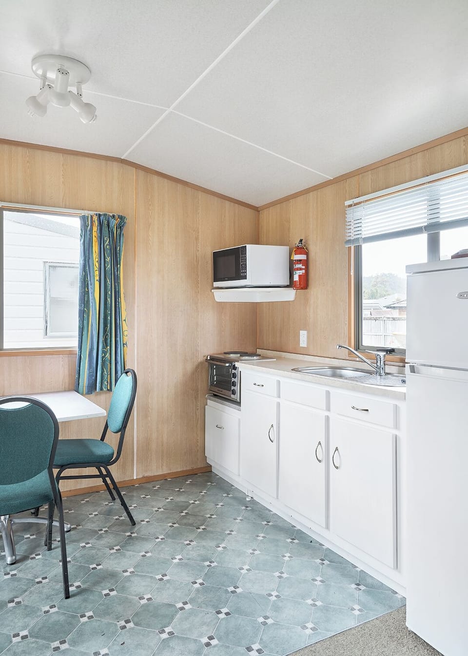 Family Studio, Multiple Beds, Private Bathroom | Private kitchen | Fridge, stovetop, cookware/dishes/utensils