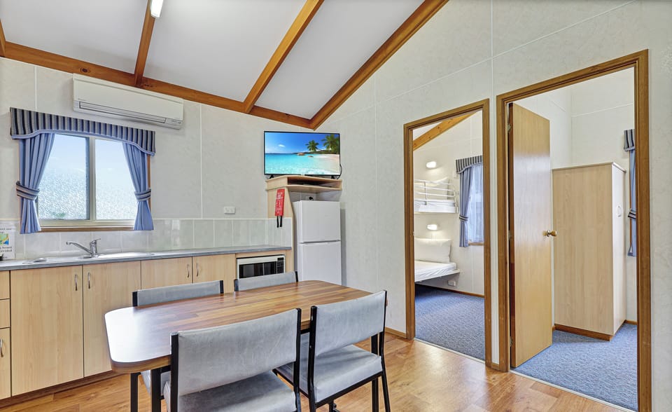 Family Cabin | Iron/ironing board, free WiFi, bed sheets