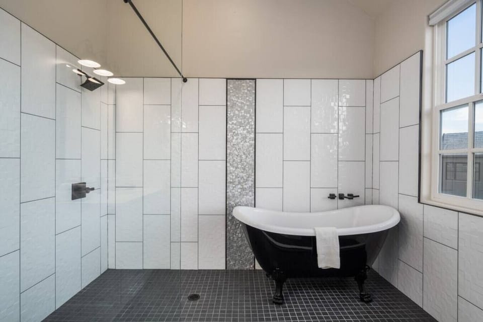 Large King Bathroom