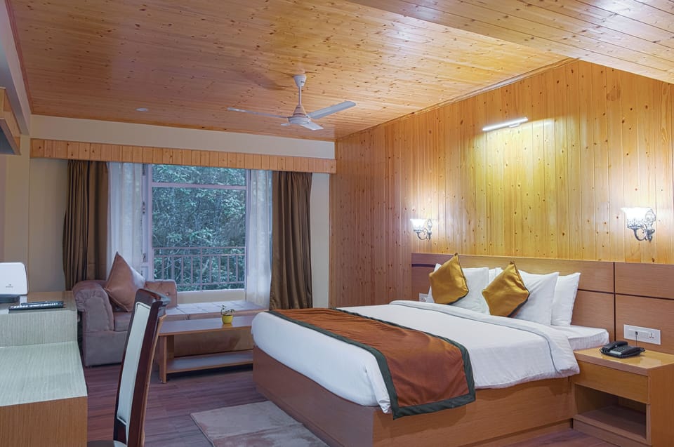 Executive Suite | Premium bedding, minibar, desk, laptop workspace