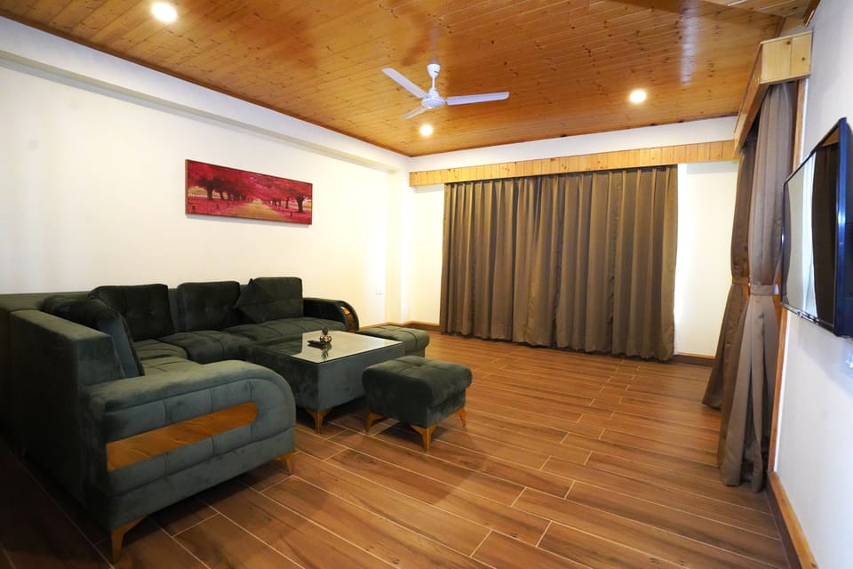 Executive Suite | Premium bedding, minibar, desk, laptop workspace