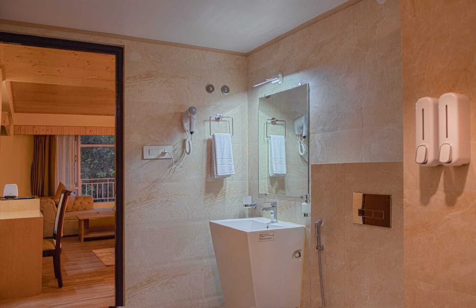 Executive Suite | Bathroom | Shower, rainfall showerhead, free toiletries, hair dryer