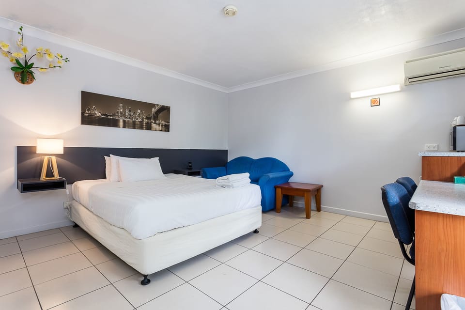 Deluxe Double Room, 1 Queen Bed | Desk, iron/ironing board (on request), rollaway beds (surcharge)