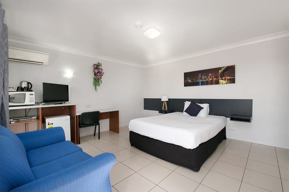 Deluxe Studio Suite, 1 Queen Bed | Desk, iron/ironing board (on request), rollaway beds (surcharge)