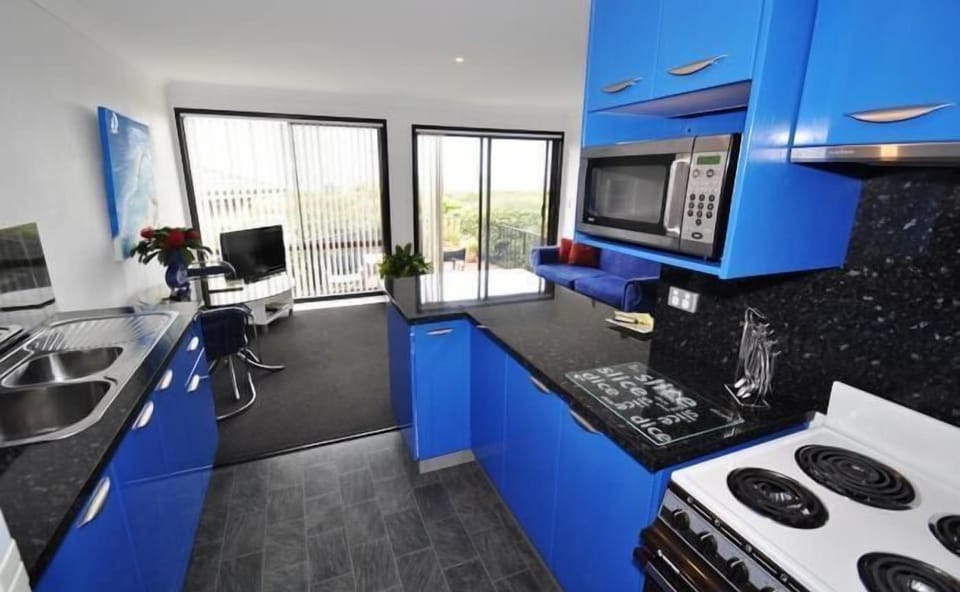 Apartment, 1 Bedroom | Private kitchen | Coffee/tea maker, full-size fridge, microwave, stovetop