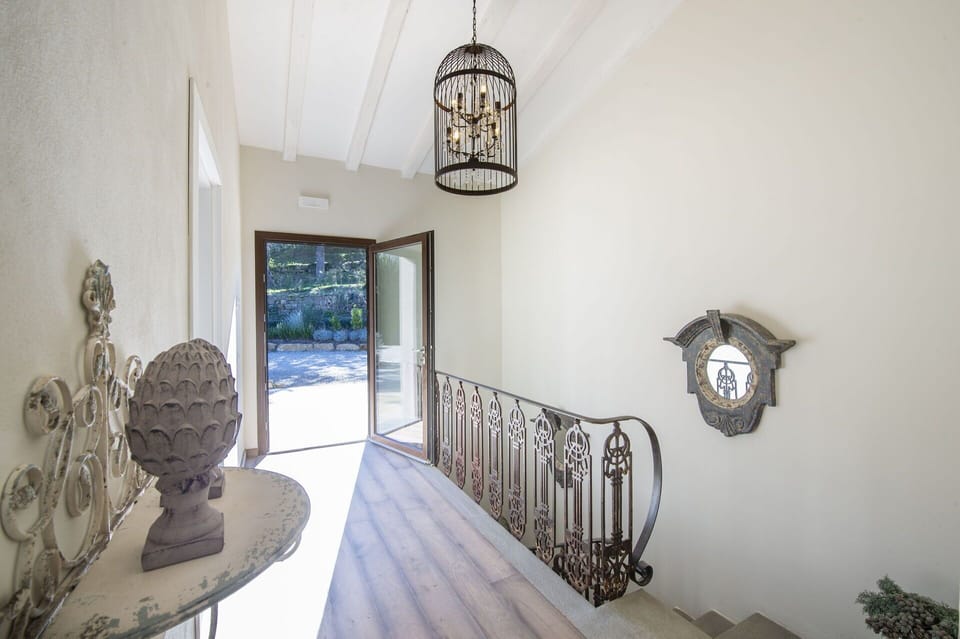 Property, Building, Stairs, Wood, Lighting, Table, Interior Design, Floor, House, Flooring