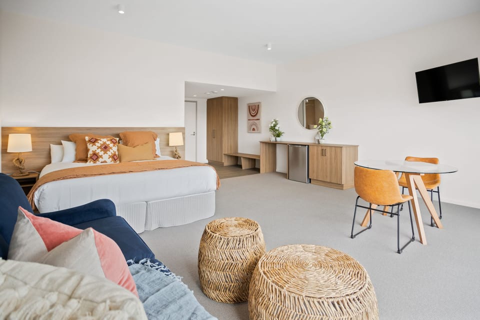 Studio, 1 Queen Bed, Balcony, Marina View (1) | Minibar, desk, laptop workspace, blackout drapes
