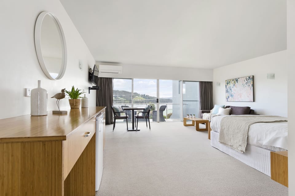 Studio, 1 Queen Bed, Balcony, Marina View (1) | Minibar, desk, laptop workspace, blackout drapes