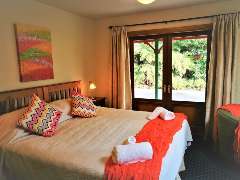 Standard Suite, 1 Bedroom, Jetted Tub | WiFi (free), individually decorated, bed sheets
