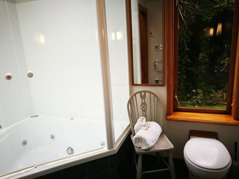 Standard Suite, 1 Bedroom, Jetted Tub | Bathroom | Free toiletries, hair dryer, towels