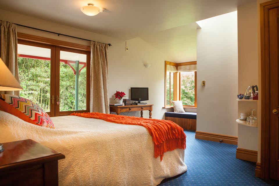 Standard Suite, 1 Bedroom, Jetted Tub | WiFi (free), individually decorated, bed sheets