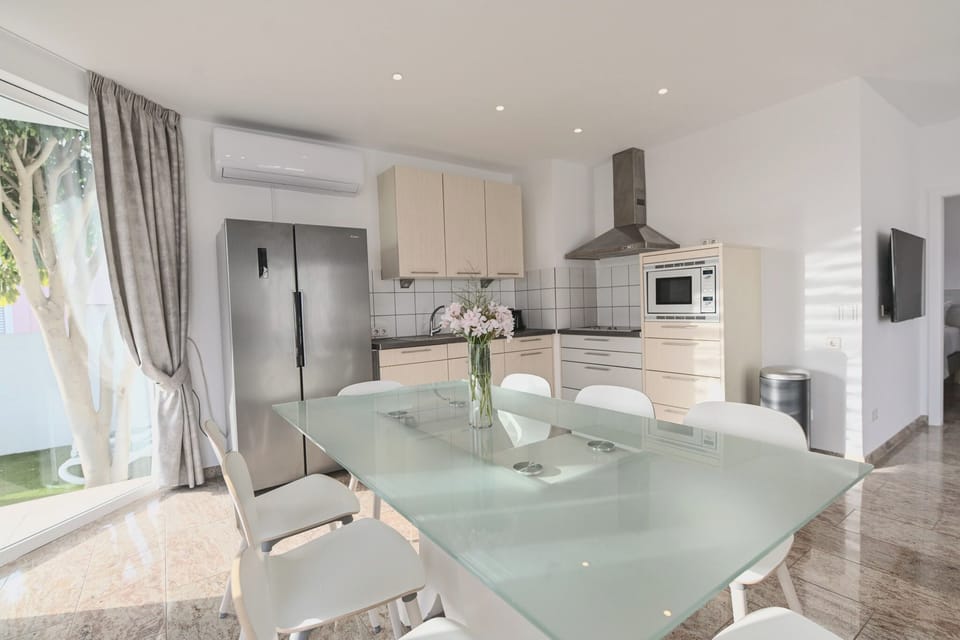 Exclusive Villa | Living area | Flat-screen TV, Netflix, toys, first-run movies