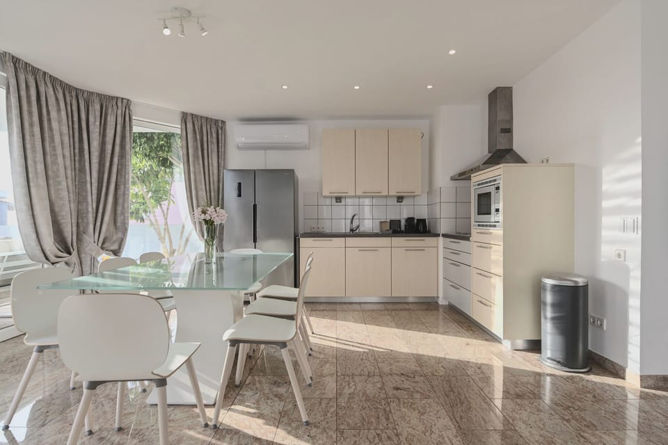 Exclusive Villa | Living area | Flat-screen TV, Netflix, toys, first-run movies