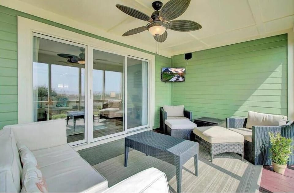 Outdoor Living Room - Turtle Cove