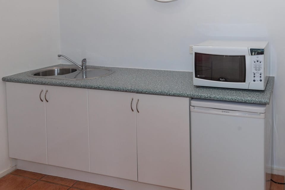 40-inch Smart TV with satellite channels, DVD player
