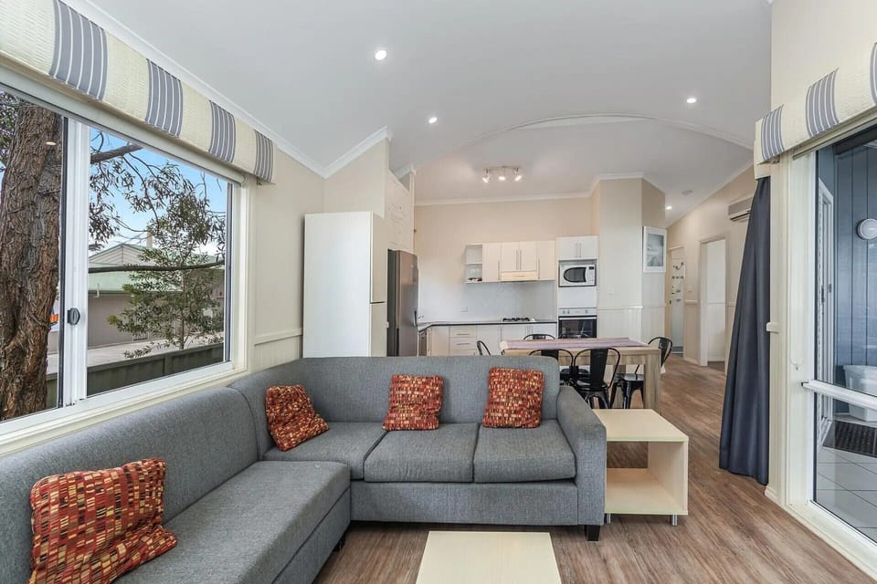 Boat Shed | Blackout drapes, WiFi (free), bed sheets