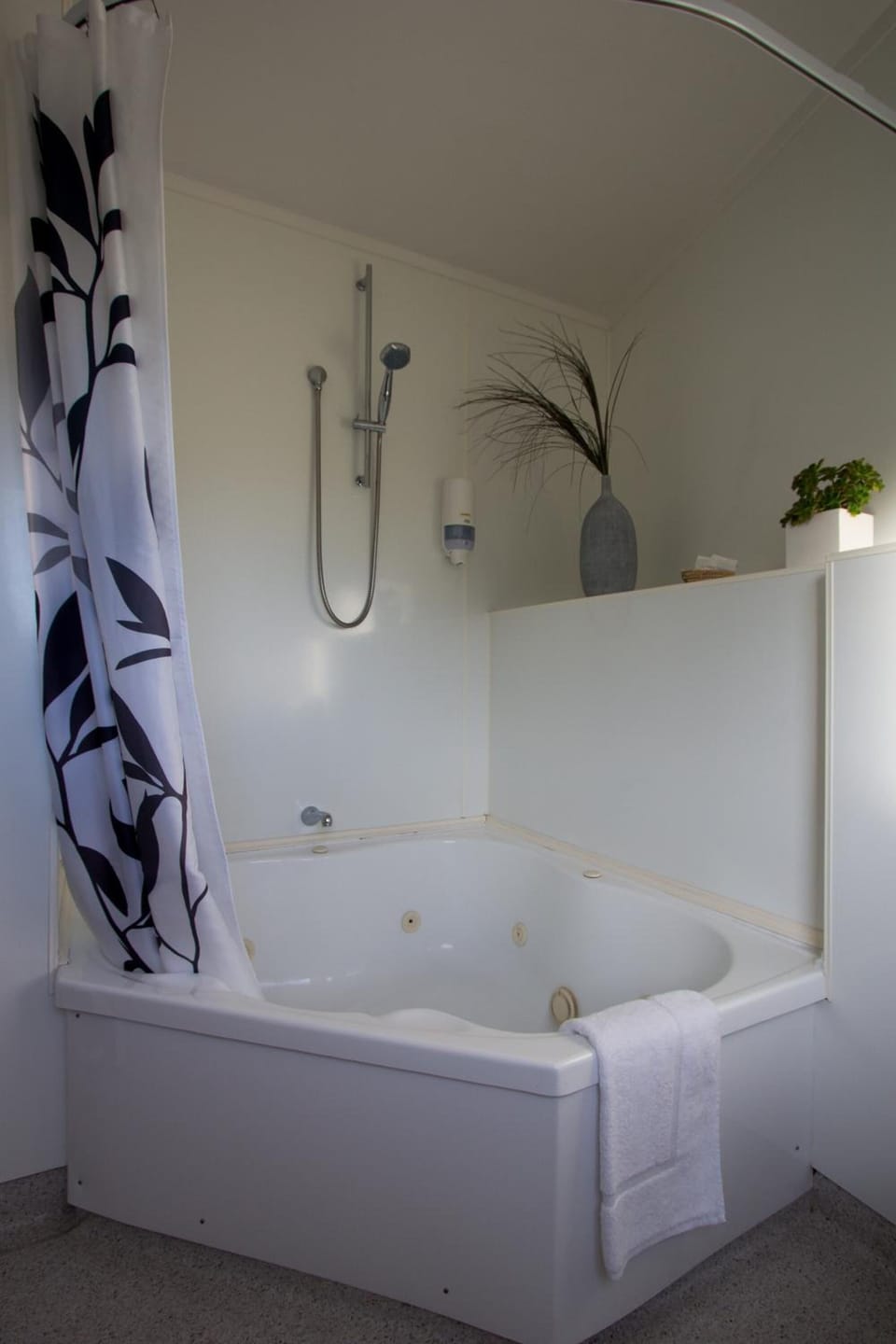 Shower, free toiletries, towels