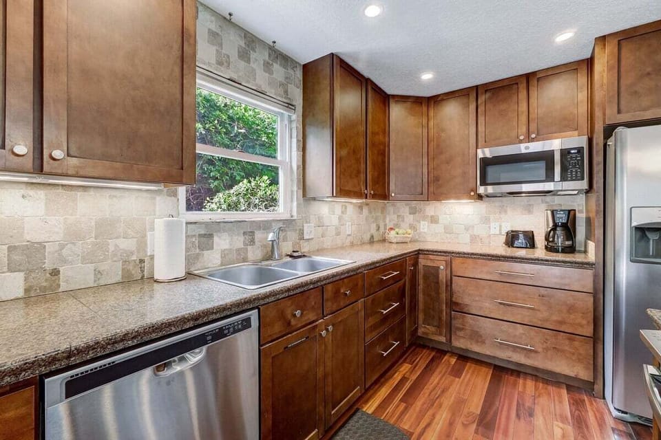 Clean kitchen, ready for guests!