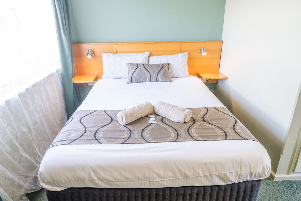 Standard Room, Non Smoking (Standard Queen) | Premium bedding, soundproofing, iron/ironing board, free WiFi
