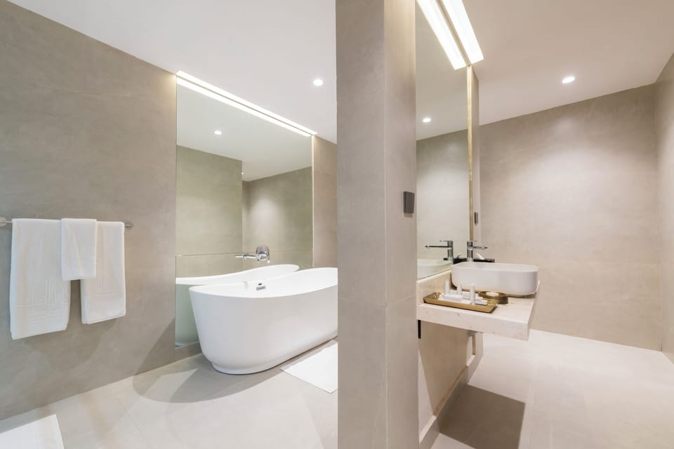 Junior Suite | Bathroom | Free toiletries, hair dryer, bathrobes, slippers