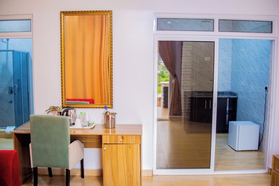 Deluxe Studio Suite, 1 Bedroom, Non Smoking, Garden Area | In-room dining