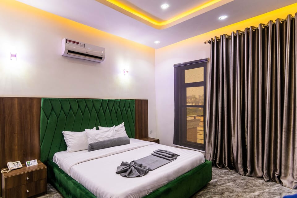 Executive Room | Desk, laptop workspace, soundproofing, free WiFi
