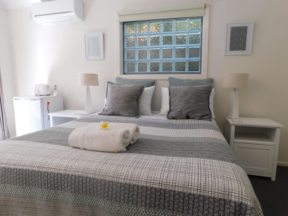 Desk, iron/ironing board, WiFi (free), bed sheets