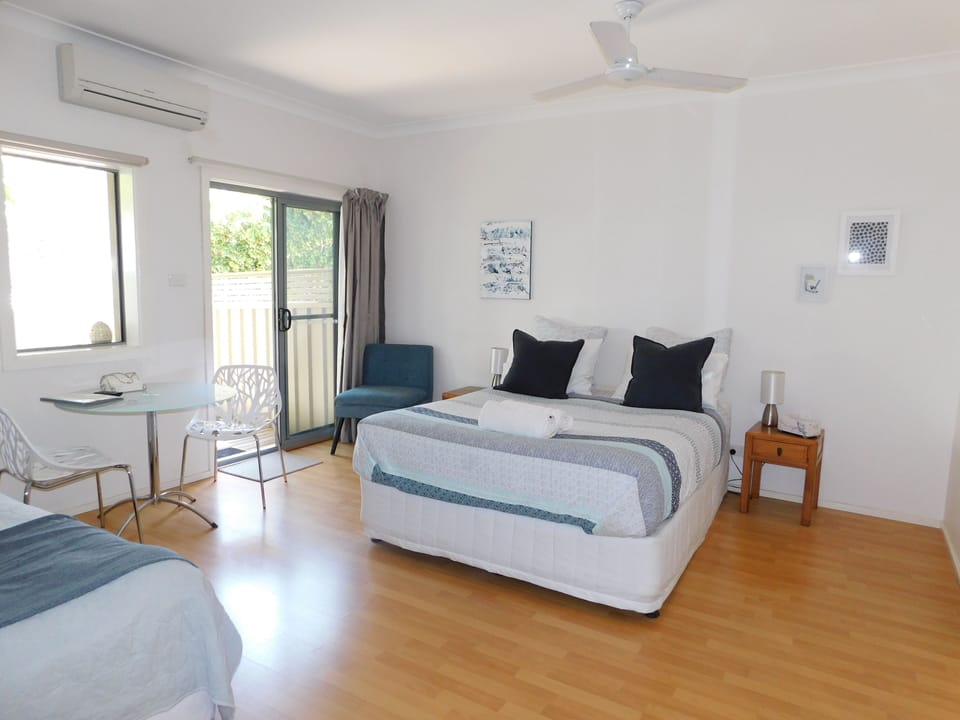 Deluxe Suite, 1 Bedroom, Non Smoking (Deluxe queen unit) | Desk, iron/ironing board, WiFi (free), bed sheets