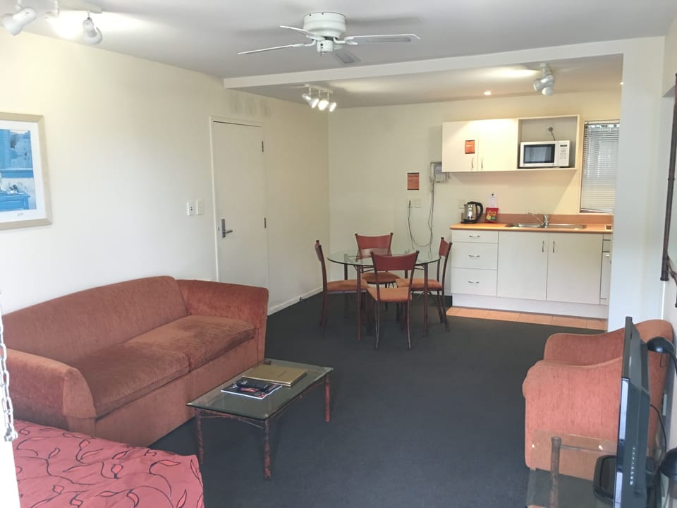 Deluxe Studio, 1 Bedroom | Living area | 32-inch TV with digital channels