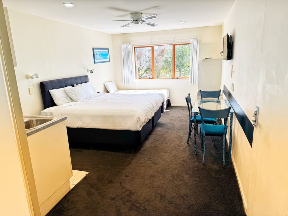 Studio (Shower) | Premium bedding, desk, iron/ironing board, free WiFi