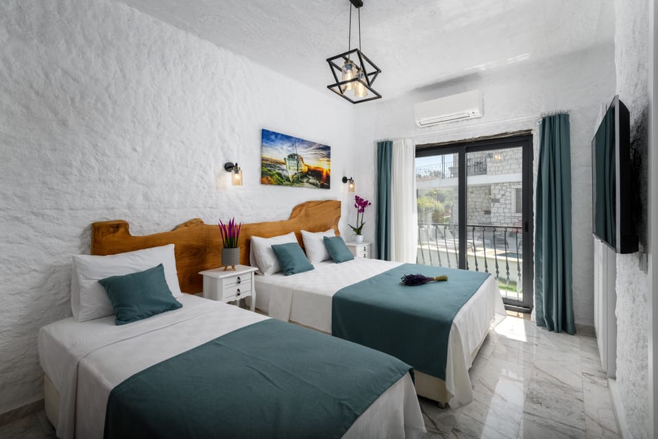 Standard Room | In-room safe, laptop workspace, blackout drapes, soundproofing