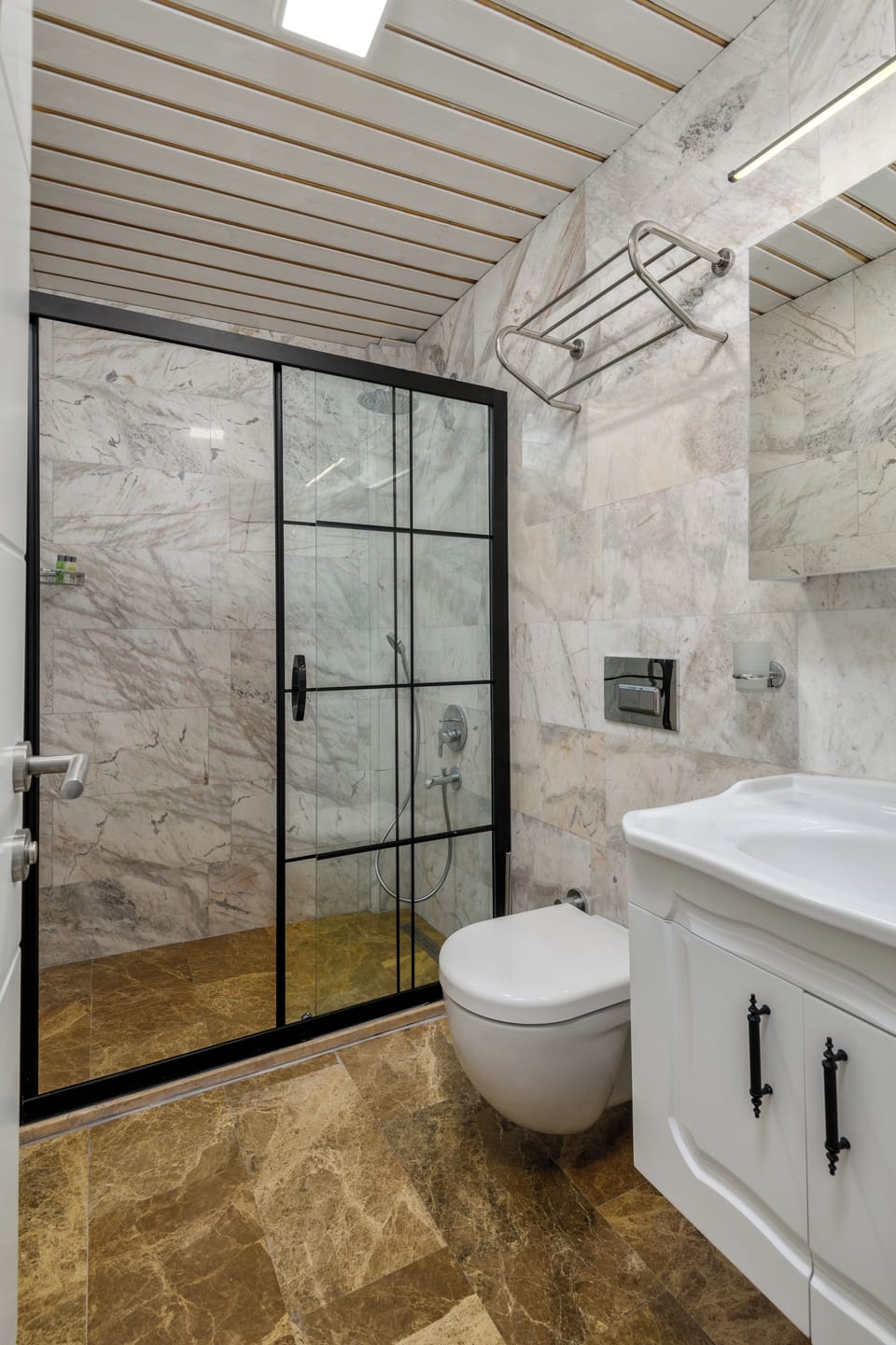 Economy Room | Bathroom | Free toiletries, hair dryer, slippers