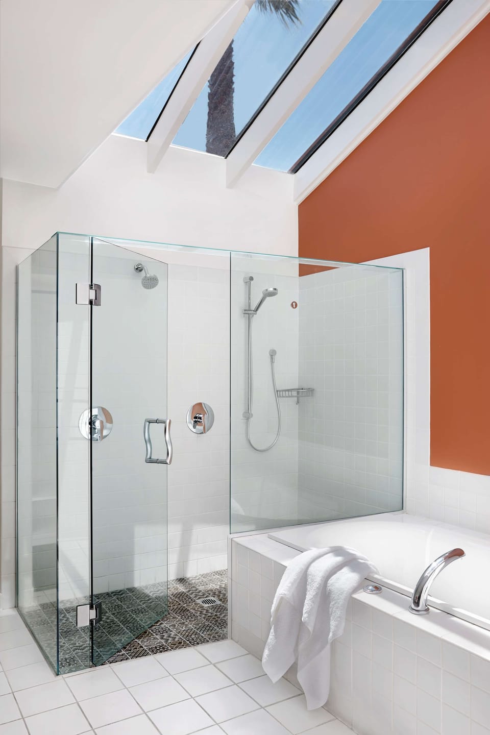 Combined shower/tub, towels