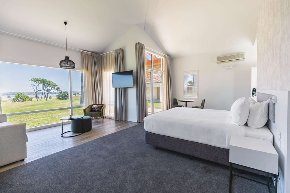 Premium bedding, in-room safe, desk, iron/ironing board