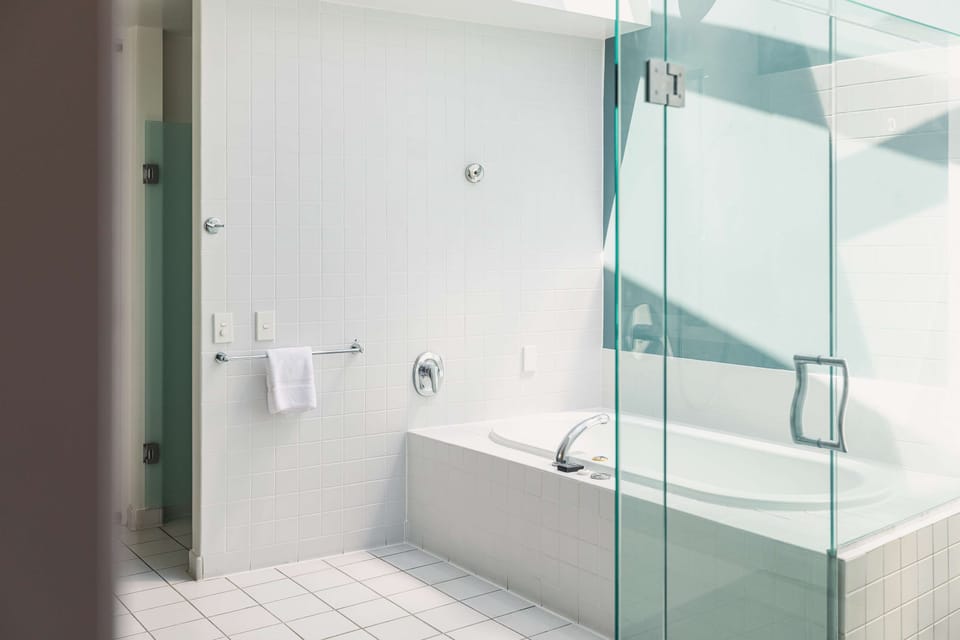 Combined shower/tub, towels